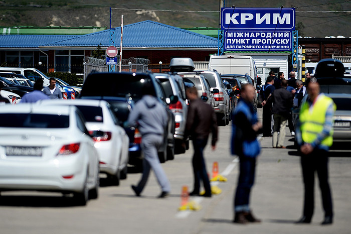 Автомобили в порту Крым Керченской паромной переправы