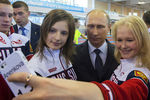 Владимир Путин с победителями Вторых летних юношеских Олимпийских игр 2014 года в Нанкине во время рабочей поездки в Чувашскую Республику