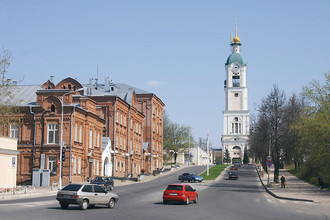 Саров (Нижегородская область). Колокольня Саровского монастыря и здание бывшей дворянской гостиницы (слева), в котором ныне располагается управление Российского федерального ядерного центра