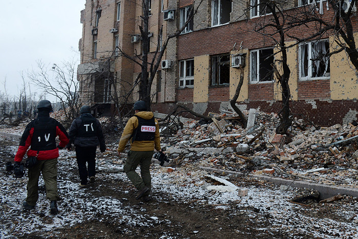 Журналисты у разрушенного в результате обстрела здания аэропорта города Донецка