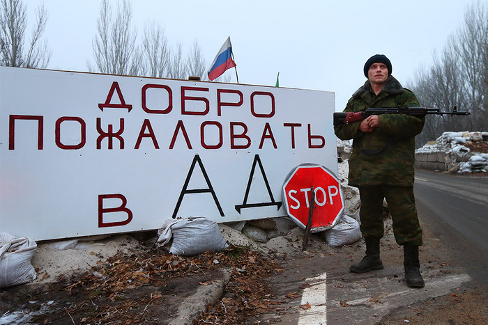 Ополченец ДНР на блокпосту на въезде в Горловку