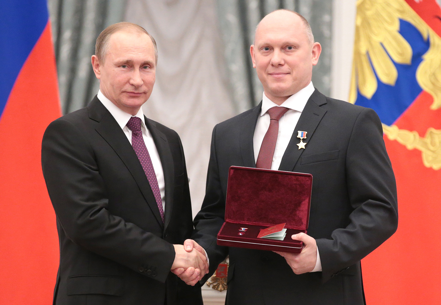 Президент России Владимир Путин и космонавт-испытатель группы космонавтов отряда космонавтов федерального государственного бюджетного учреждения «Научно-исследовательский испытательный центр подготовки космонавтов имени Ю.А. Гагарина» Олег Артемьев (слева направо), удостоенный звания Героя Российской Федерации и почетного звания «Летчик-космонавт Российской Федерации», во время церемонии вручения государственных наград в Кремле