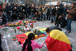 Жители Брюсселя на центральной площади города вспоминают жертв терактов, 22 марта 2016 года 