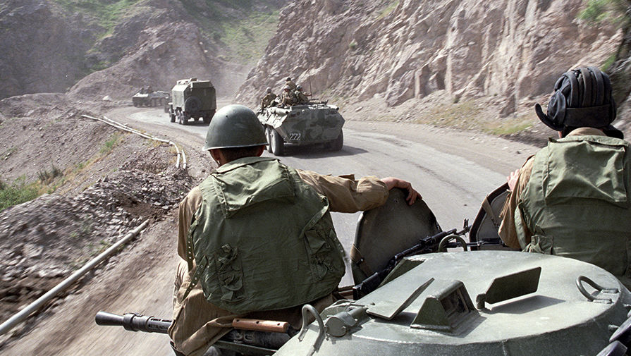 Советские воины-интернационалисты возвращаются из Афганистана на родину