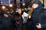 Сотрудники полиции задерживают участницу одиночного пикета во время премьеры фильма «Матильда» в Москве, 24 октября 2017 года