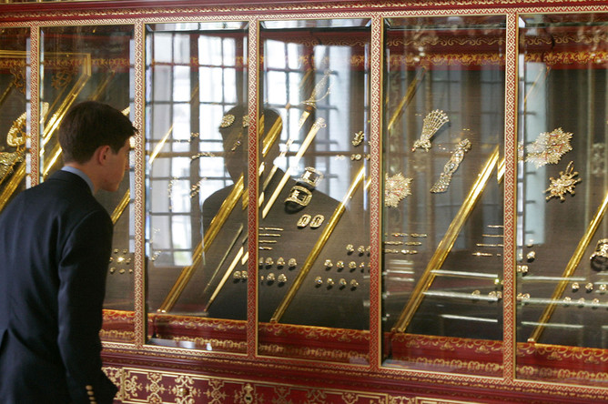 2006 год. Посетитель осматривает экспонаты в музее «Зеленый свод» в Дрездене