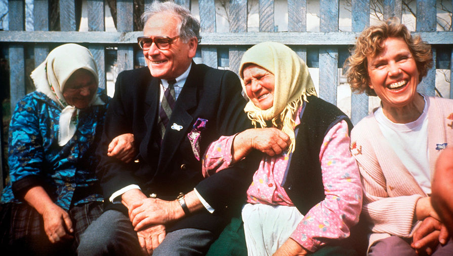 Послы доброй воли ЮНЕСКО французский модельер Пьер Карден и немецкая актриса Витта Поль с бабушками из Чернобыля, 1991 год