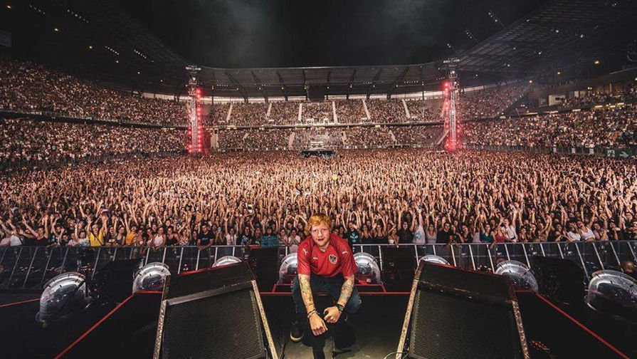 Музыкант Эд Ширан на&nbsp;фоне заполненного стадиона, 2019 год 