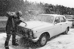 Легковой автомобиль, выезжающий из зоны чернобыльской катастрофы, проходит дезактивацию на специально созданном пункте, апрель 1986 года