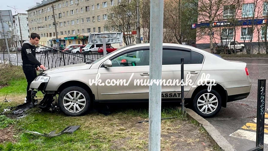 В Мурманске неадекватного водителя привязали к забору после аварии