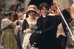 <b>«Разум и чувства» (1995)</b>
<br><br>
Костюмная драма режиссера Энга Ли основана на романе Джейн Остин «Чувство и чувствительность». Сценарий картины написала Эмма Томпсон, в то время — не только актриса, но и начинающая сценаристка. Ее уговорили сыграть одну из главных ролей в картине. Сценарий Томпсон писала пять лет, параллельно присматриваясь к актерам, которые могли бы сыграть в ленте.
Фильм рассказывает историю двух сестер Дэшвуд, Элинор и Марианны. Старшая взаимно влюблена в богатого, но уже помолвленного человека (Хью Грант). Младшая — в жуткого ловеласа и негодяя (Грег Уайз), отвергая при этом приличного полковника (Алан Рикман).