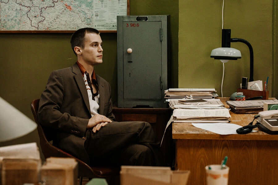 <b>“Фишер” (2023-...)</b>
<br><br>
Первый сезон сериала “Фишер” основан на биографии реального подмосковного маньяка, в 80-90-х нападавшего на мальчиков в Одинцовском районе. По сюжету дело поручают троим следователям, один из которых — жесткий Евгений Боков из Ростова, его и сыграл Иван Янковский. Пока следствие ищет маньяка, в личной жизни Бокова разыгрывается не менее тяжелая драма — его жена серьезно болеет, и герою приходится разрываться между работой и домом.