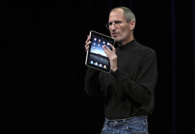 В&nbsp;январе 2010&nbsp;года корпорация Apple представила планшетник iPad. За&nbsp;дебютный квартал было продано 7,3 млн гаджетов.