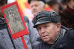 Участник шествия КПРФ по Первомайскому проспекту накануне 99-й годовщины Октябрьской социалистической революции