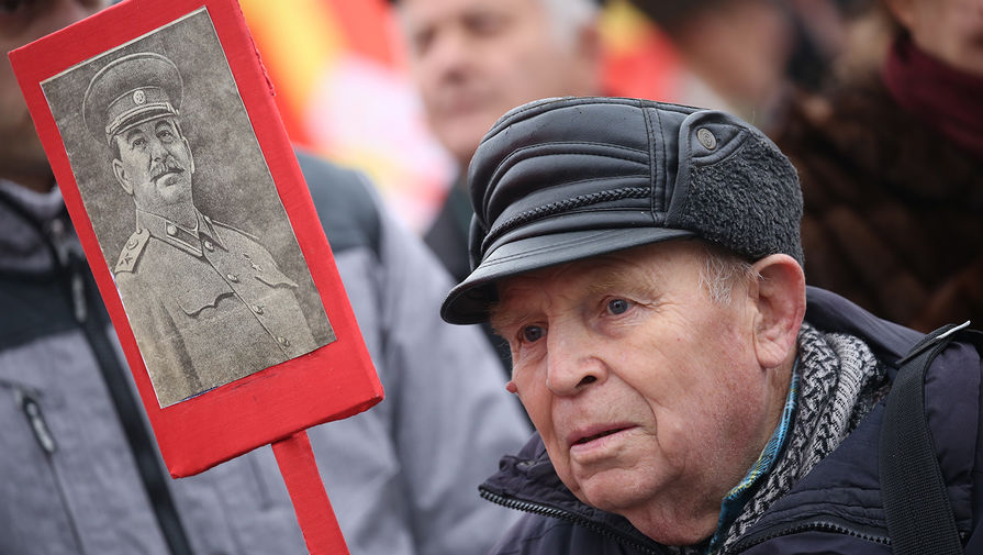 Участник шествия КПРФ по&nbsp;Первомайскому проспекту накануне 99-й годовщины Октябрьской социалистической революции