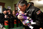 Джон Хантсман целует двухмесячного ребенка во время выступления перед сторонниками в штате Нью-Гемпшир, 2012 год