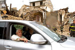 Папа Римский Бенедикт ХVI во время посещения деревушки Онна в Италии, которая была разрушена землетрясением, 2009 год
