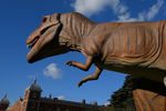Фигура динозавра около особняка Остерли-Парк в одноименном парке Лондона, март 2017 года