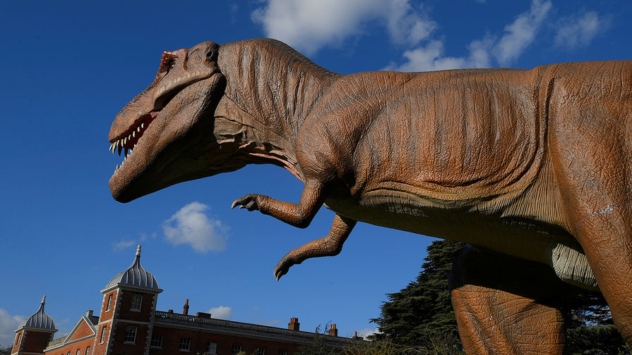 Фигура динозавра около&nbsp;особняка Остерли-Парк в&nbsp;одноименном парке Лондона, март 2017&nbsp;года