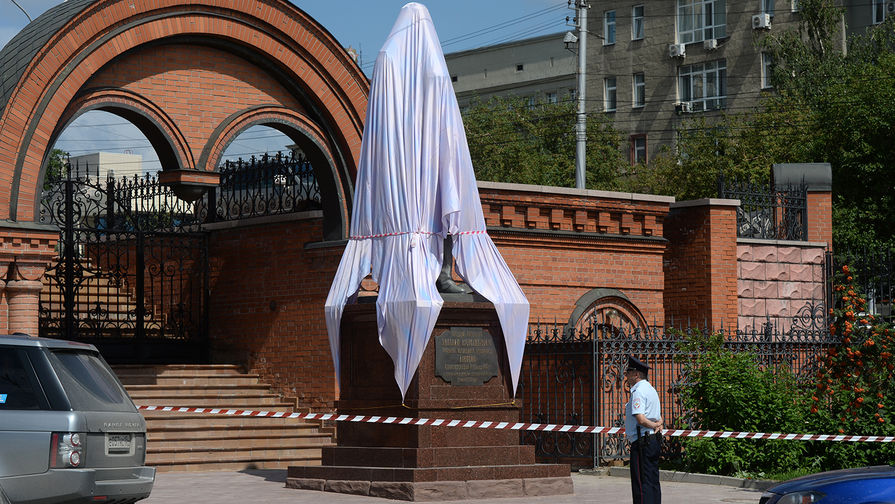 Памятник Николаю II и цесаревичу Алексею в&nbsp;Новосибирске после нападения с&nbsp;топором, 1&nbsp;августа 2017&nbsp;года