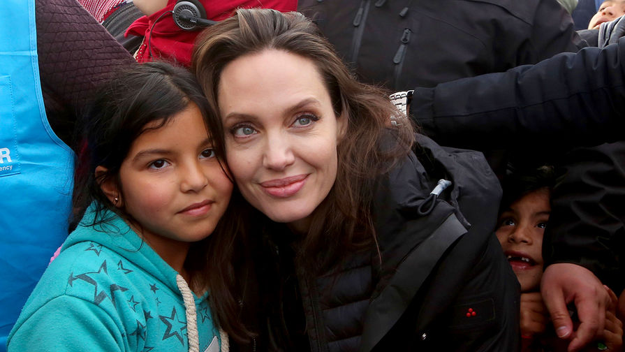 Анджелина Джоли во время встречи с&nbsp;беженцами из&nbsp;Сирии в&nbsp;Иордании, 2018 год