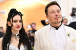 Певица Grimes (Клэр Буше) и предприниматель Илон Маск во время бала Института костюма Met Gala в Нью-Йорке, 7 мая 2018 года