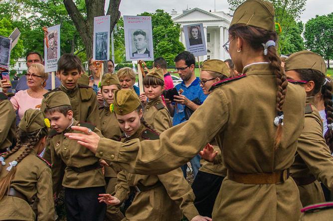 Участники акции «Бессмертный полк» в Вашингтоне