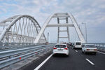 Автомобильное движение по автодорожной части Крымского моста
