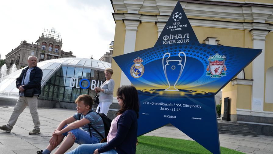 Символика Лиги Чемпионов УЕФА на площади Независимости в Киеве.