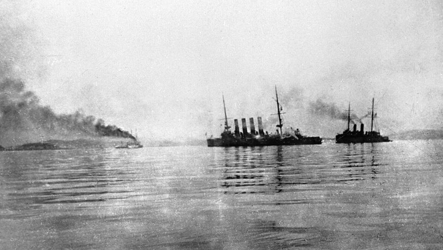 Крейсер «Варяг» и канонерская лодка «Кореец» возвращаются после боя