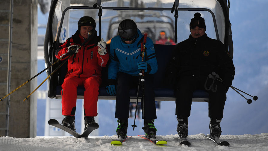 Президент России Владимир Путин и президент Белоруссии Александр Лукашенко с&nbsp;сыном Николаем во время катания на&nbsp;лыжах в&nbsp;Сочи, 13 февраля 2019 года