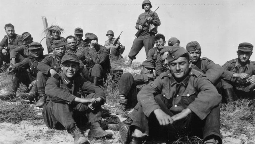 Пленные грузинские легионеры под охраной американских солдат, Франция, 1944 год