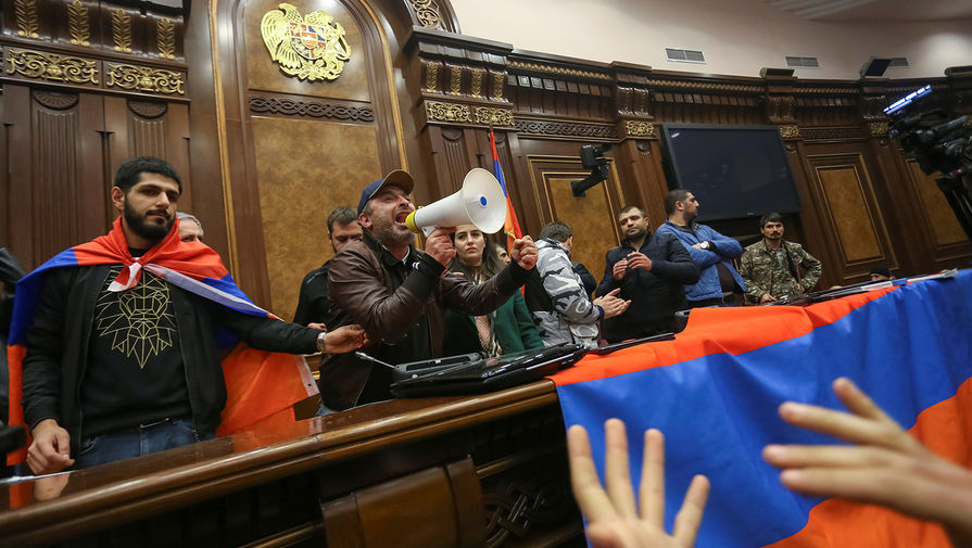 Протестующие в здании парламента Армении после подписания соглашения по Нагорному Карабаху, 10 ноября 2020 года