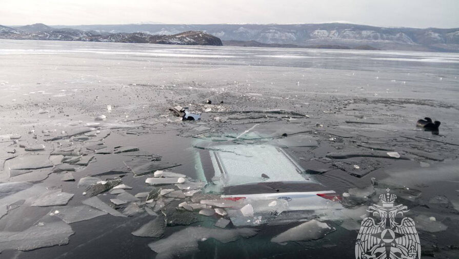 На Байкале под лед провалилась машина с четырьмя туристами