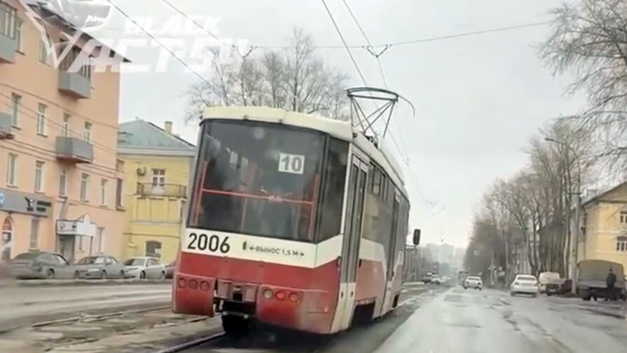 В Новосибирске "танцующий" трамвай напугал жителей и попал на видео
