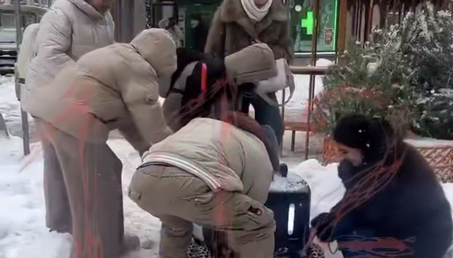 Москвичи спасли робота-доставщика, застрявшего на дороге после масштабного снегопада