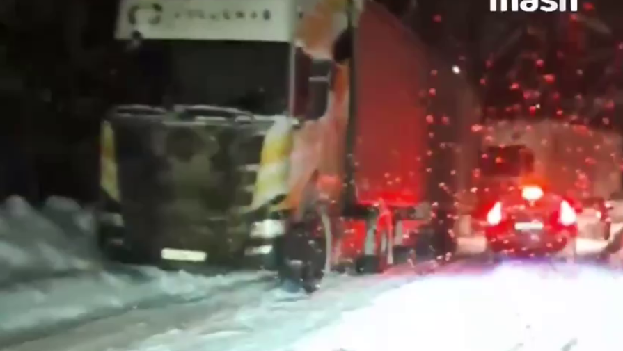 Грузовики перекрыли движение в сторону в Москвы и Московской области по двум шоссе