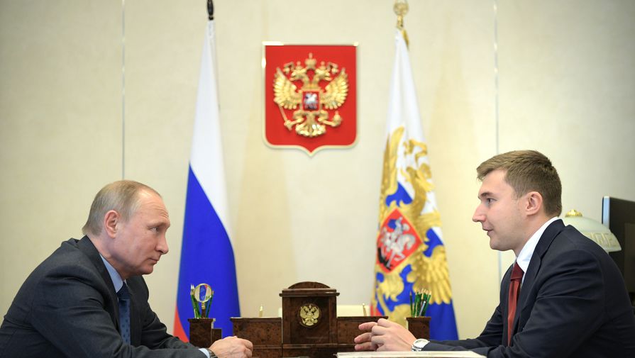 Российский гроссмейстер Сергей Карякин обсуждает с президентом Владимиром Путиным проблему развития шахмат в стране