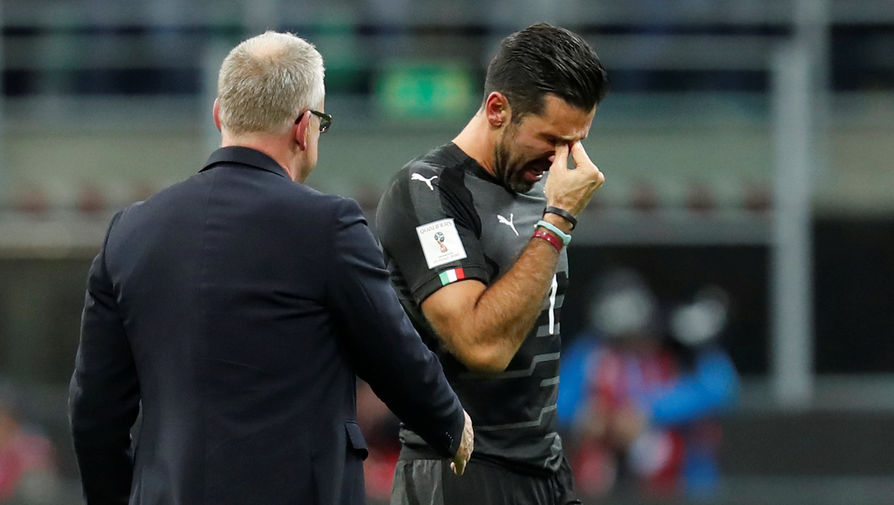 Джанлуиджи Буффон (справа) плачет после поражения сборной Италии