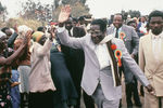 Премьер-министр Зимбабве Роберт Мугабе приветствует сторонников во время предвыборной кампании в Хараре, Зимбабве, 1 июля 1985 года