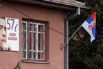 Флаг Сербии и портрет Оливера Ивановича на здании офиса движения «Свобода, демократия, правда», возле которого был убит политик, 16 января 2018 года