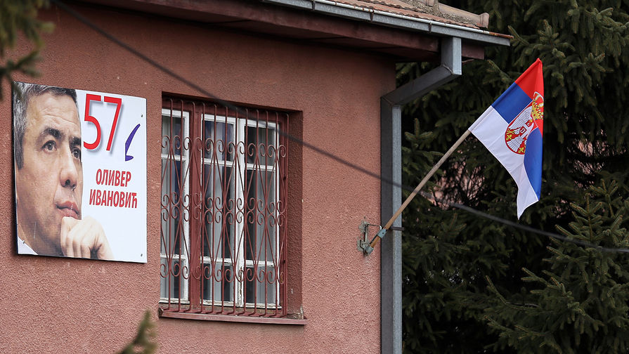 Флаг Сербии и портрет Оливера Ивановича на&nbsp;здании офиса движения «Свобода, демократия, правда», возле которого был убит политик, 16 января 2018 года