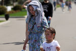 Девушка с ребенком гуляют по ВДНХ в Москве, 18 мая 2021 года