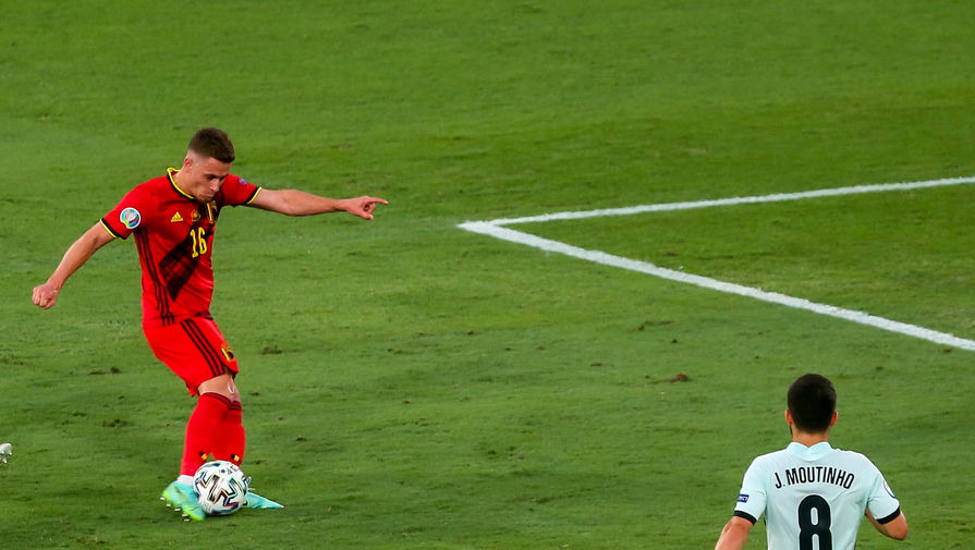 Торган Азар забивает гол в ворота Португалии