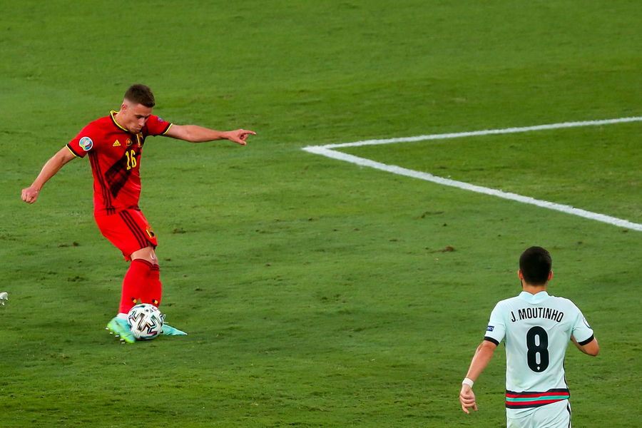 Торган Азар забивает гол в ворота Португалии