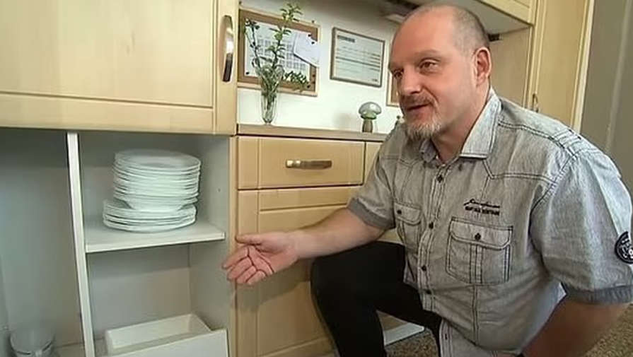 Мужчина купил кухонный шкаф и нашел внутри 150 тысяч