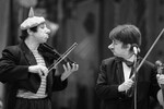 Артисты цирка Елена Амвросьева (справа) и Андрей Николаев (слева) исполняют номер «Музыкальное недоразумение» на арене Московского Государственного цирка на Цветном бульваре, 1983 год