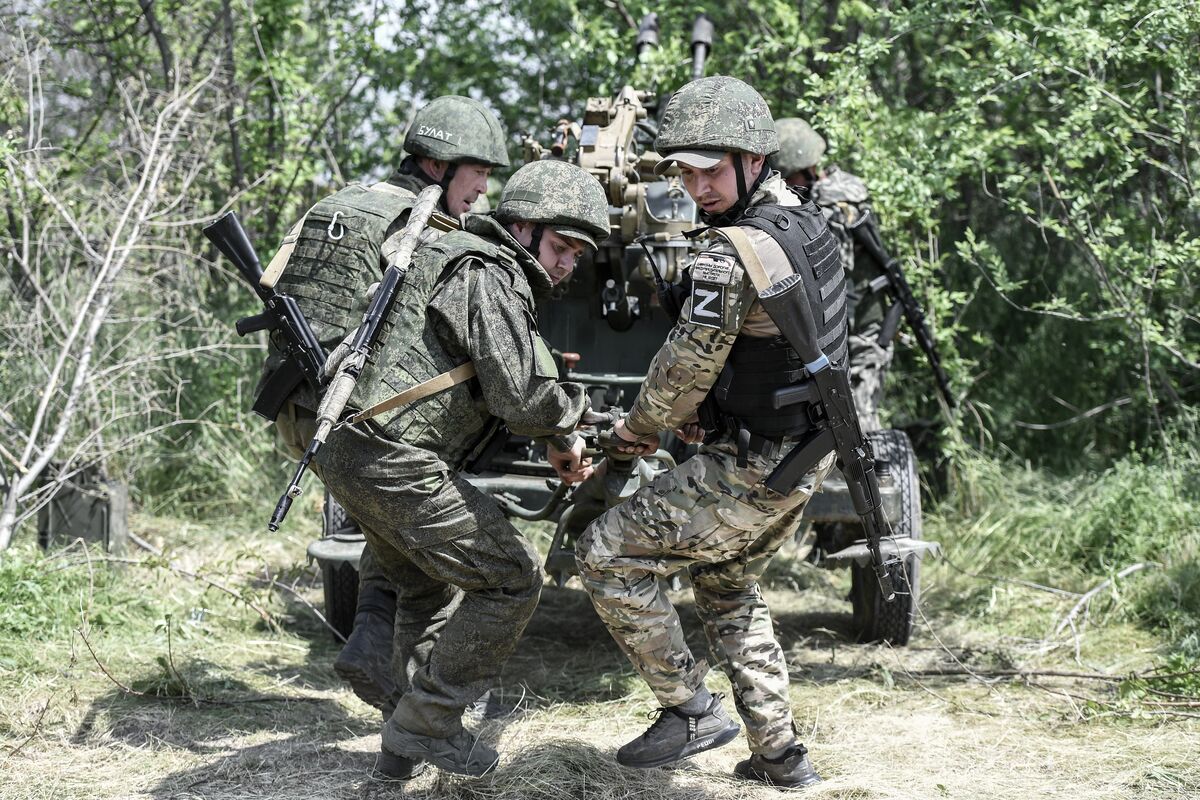 Волонтеры освоили производство сложного камуфляжа для техники и военных -  Газета.Ru | Новости