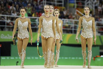 Сборная России по художественной гимнастике выполнила упражнения и ждет объявления результатов