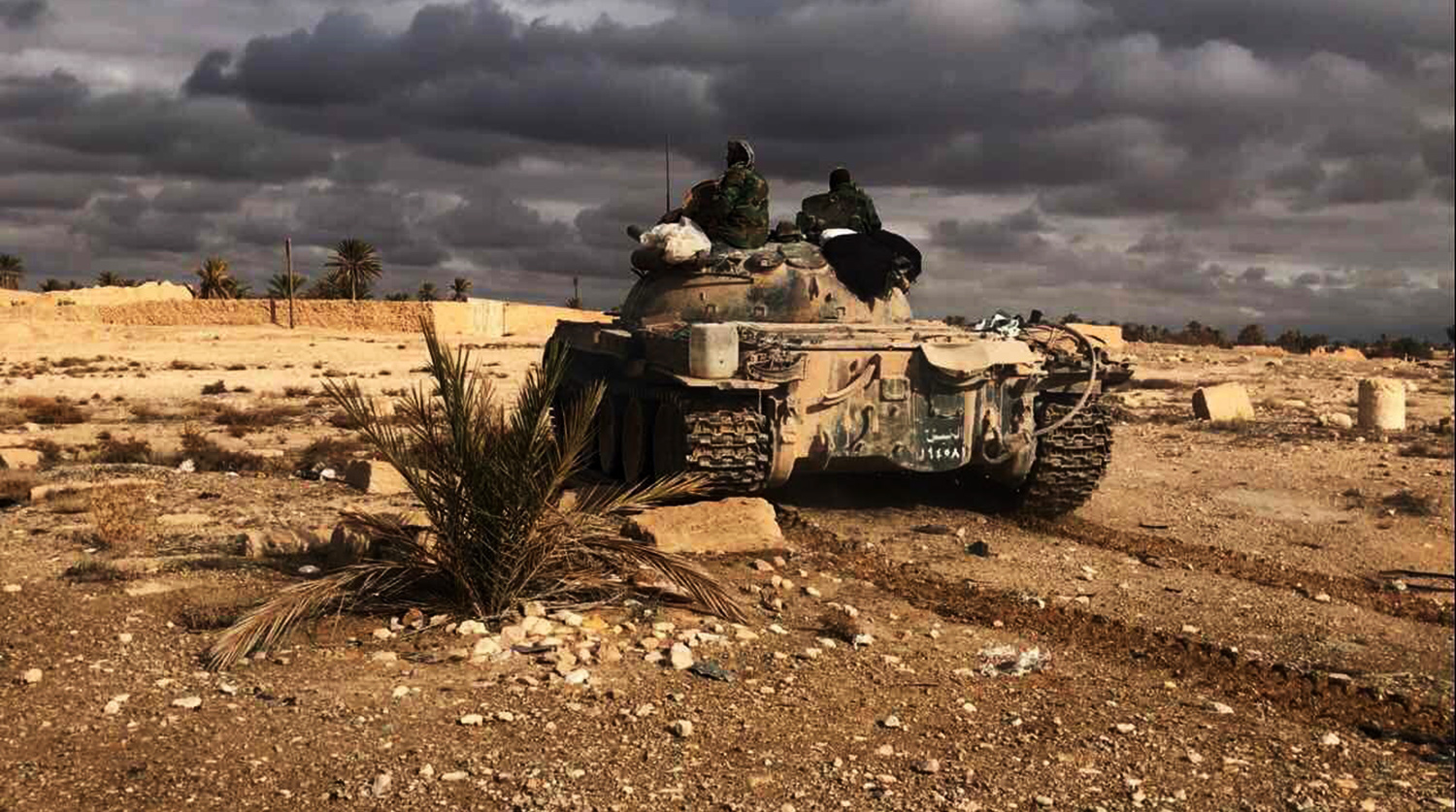 Военнослужащие Сирийской Арабской Республики возле историко-архитектурного комплекса Древней Пальмиры в сирийской провинции Хомс. Пальмира при поддержке ВКС РФ была взята войсками Сирийской Арабской Республики